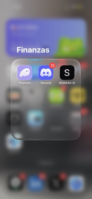 A smartphone home screen folder labeled 'Finanzas' containing the apps Phantom, Discord, and SIGNARA AI against a blurred background.