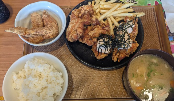 The image shows a table with various plates of food, including fried chicken, rice, and soup. The food items are arranged neatly on the dining table, creating an appetizing display for viewers. The post about healing foods suggests that these dishes could be part of a meal designed to promote health and well-being.