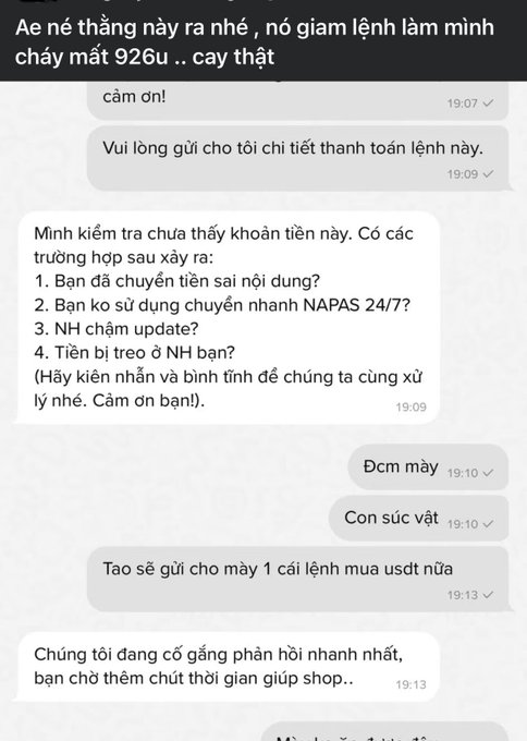 A Vietnamese-language chat screenshot where a customer angrily complains about a 926 USDT loss on a canceled order, and the seller responds asking for payment details and listing possible issues like wrong transfer, non-NAPAS 24/7 use, or network updates.