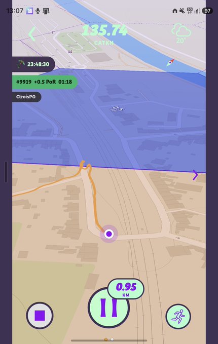 A screenshot of a mobile game or app showing a map with an orange trail, displaying a score of 135.74 and distance of 0.95 KM, with various interface buttons and Japanese text visible.