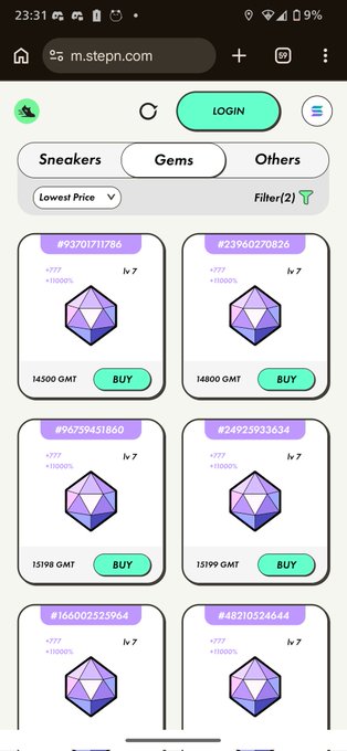 The image shows a phone screen displaying a list of items for sale, including purple diamonds. The text "現在、残ってる Lv7以上の高レベルジェムは R7x10 R8x1 R9x1" is present in the image, which suggests that these items are available on a platform like Steam.