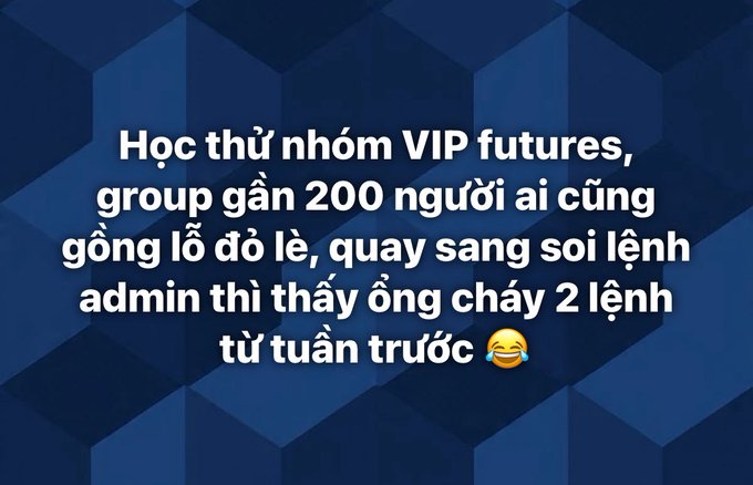 The image features Vietnamese text on a dark blue hexagonal background that reads: "Học thử nhóm VIP futures, group gần 200 người ai cũng gồng lỗ đỏ lè, quay sang soi lệnh admin thì thấy ổng cháy 2 lệnh từ tuần trước😂" (roughly: "Tried out a VIP futures group, nearly 200 members all nursing heavy losses, checked the admin's trades only to find he blew up on 2 trades last week😂"). The text directly illustrates the post's critique of VIP trading signal groups, humorously pointing out that both members and the admin were losing money on futures trades, supporting the caption's claim that these "room owners" mainly profit from monthly membership fees rather than actual trading success.