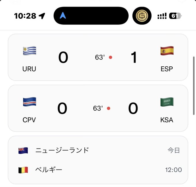 The image shows a sports scores app displaying live match results: Uruguay (URU) 0-1 Spain (ESP) and Cape Verde (CPV) 0-0 Saudi Arabia (KSA), both at the 63rd minute, with an upcoming match between New Zealand and Belgium at 12:00. The post references Cape Verde's ("カーボベルデ") potential to advance to the knockout stage of the FIFA World Cup, connecting to the scoreless CPV vs KSA match shown.