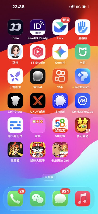 An iPhone home screen showing various app icons including fomo, ReadID Ready, Lark, 豆包, YT Studio, Gemini, 米家, XChat, 快手, and CoinMarketCap, with 26 unread notifications on the phone app and 824 on Messages.