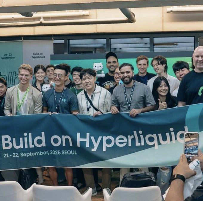 A group photo at the "Build on Hyperliquid" event held on 21-22 September 2025 in Seoul, with attendees holding a teal banner promoting the event.