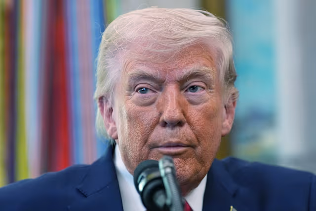 This image features Donald Trump speaking at a podium, with a colorful, abstract background, likely relating to the confusing geopolitical situation and market reactions described in the accompanying post.