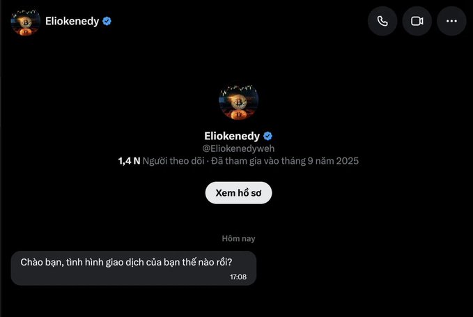 A screenshot of a direct message conversation on X (formerly Twitter) from a verified account "Eliokenedy" (@Eliokenedyweh), which joined in September 2025 and has 1.4 N (1,400) followers, showing the message "Chào bạn, tình hình giao dịch của bạn thế nào rồi?" sent at 17:08 — illustrating the classic scam tactic of a generic, friendly greeting from a newly-created verified account with no content, designed to lure victims into a fraudulent transaction conversation.