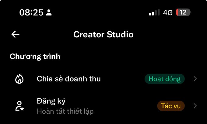 TikTok Creator Studio screen in Vietnamese showing 'Chương trình' (Program) with 'Chia sẻ doanh thu' (Revenue Sharing) marked as 'Hoạt động' (Active) and 'Đăng ký' (Sign up) marked as 'Tác vụ' (Task).