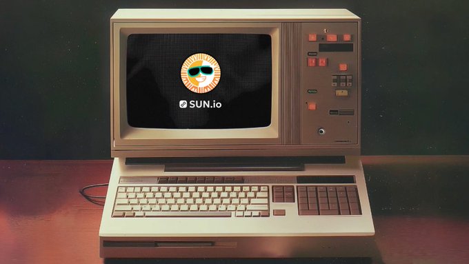 A vintage beige computer with a CRT monitor displaying a smiling sun logo and the text 'SUN.io'.