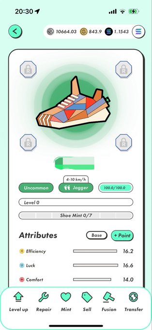 The image shows a phone screen with an app icon, which appears to be a shoe-related game or application. The main focus of the image is a pair of shoes displayed prominently against a green background. The text "私のこの靴が役に立つ時が来たんでしょうか" suggests that there might be an error message related to the shoe icon or game, and it could be due to a technical issue with the app or the phone's operating system.