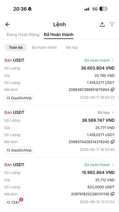 The image shows a Vietnamese crypto trading app's order history ("Lệnh") under the "Đã Hoàn thành" (Completed) tab, displaying several completed and cancelled USDT sell transactions through the "GiaoDichVip" merchant, with amounts like 36,603,804 VND and 15,992,864 VND at prices around 25,711-25,795 VND per USDT. The screenshot appears to illustrate the poster's experience of small-profit USDT trades, contrasting with their comment about meme coins and airdrops feeling tiresome.