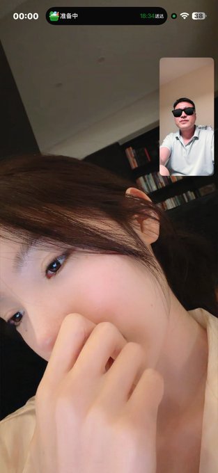 A screenshot of a video call showing a close-up of a young girl's face, with a smaller video feed of a man wearing sunglasses in the top right corner, and Chinese text '准备中' indicating the call is preparing.