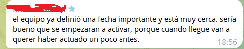 A Spanish-language text message reads: 'el equipo ya definió una fecha importante y está muy cerca. sería bueno que se empezaran a activar, porque cuando llegue van a querer haber actuado un poco antes.'