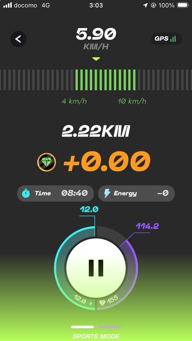 A fitness app interface showing a speed of 5.90 KM/H, a distance of 2.22 KM, a time of 08:40, and a pause button indicating 'SPORTS MODE'.