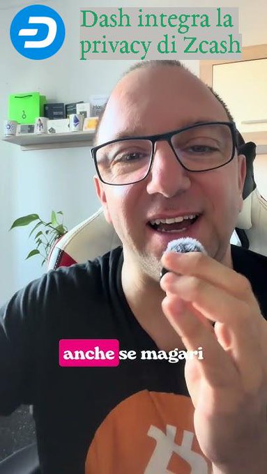 A man wearing glasses and a black Bitcoin t-shirt speaks into a fluffy microphone in a casual home setting, with on-screen text reading "Dash integra la privacy di Zcash" and "anche se magari." The image visually introduces a discussion about Dash integrating Zcash's privacy features, matching the post's announcement about Dashpay adopting Zcash privacy.