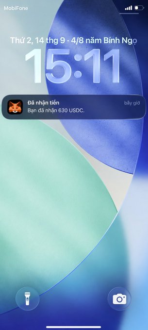 A smartphone lock screen showing the time 15:11 on Thursday, September 14, with a notification in Vietnamese indicating receipt of 630 USDC.