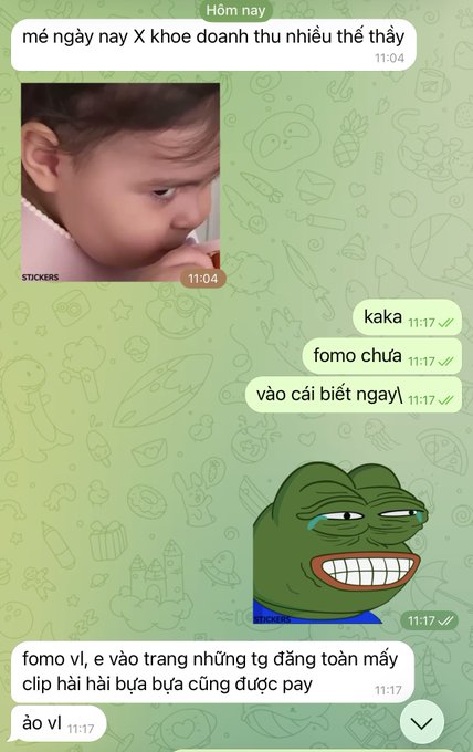 A WhatsApp chat screenshot in Vietnamese shows messages about someone ("X") flaunting earnings ("khoe doanh thu nhiều thế thấy"), with users expressing FOMO ("fomo chưa vào cái biết ngay") and laughing at the situation ("clip hài hài bựa bựa cũng được cay"), accompanied by meme stickers including a Pepe the Frog and a baby reaction image. The conversation humorously reflects the post's theme of FOMO when others seem to be profiting, with the posters joking about not being paid yet while poking fun at the bragging.