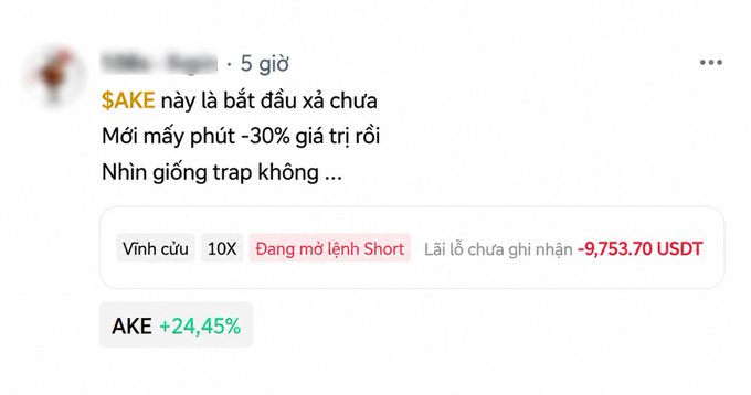 A social media post in Vietnamese commenting on $AKE token, stating it's just starting to be dumped with -30% value loss in minutes, showing a 10X perpetual position with an unrealized loss of -9,753.70 USDT and AKE price at +24.45%.