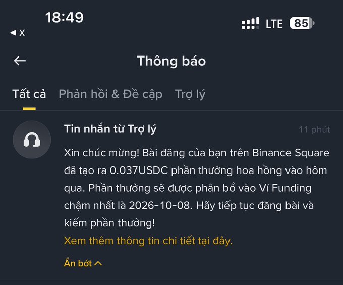 A Vietnamese-language Binance app notification stating 'Tin nhắn từ Trợ lý' announcing 0.037 USDC reward from a Binance Square post.