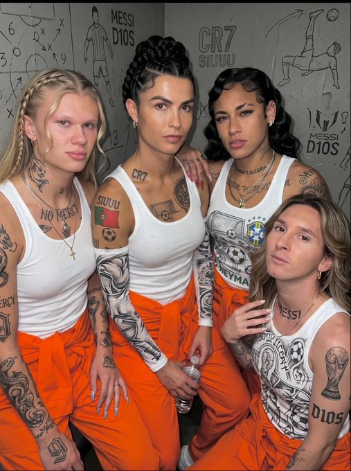 Four tattooed people wearing white tank tops and orange pants pose together, with visible tattoos referencing 'Messi', 'D10S', 'CR7', and 'SIUUU' on their bodies and the wall behind them.