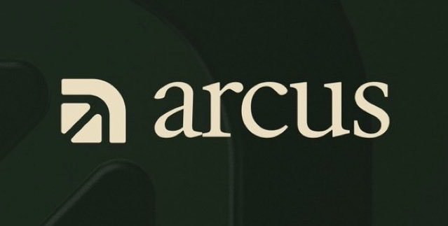 A dark green logo screen displaying a stylized 'a' icon alongside the word 'arcus' in a cream-colored serif font.