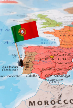 A map of the Iberian Peninsula shows Portugal and Spain, with a pin and Portuguese flag marking Lisbon (Lisboa), illustrating Swiss broker Bitcoin Suisse's expansion into the Portuguese market under EU MiCA regulations for trading, custody, and staking services.