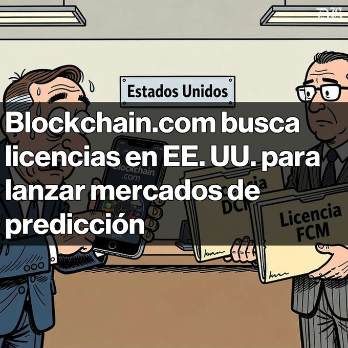 A cartoon of two businessmen in an office labeled 'Estados Unidos' with Spanish overlay text 'Blockchain.com busca licencias en EE. UU. para lanzar mercados de predicción', with files marked 'DCM' and 'Licencia FCM'.