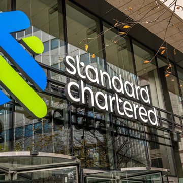 The image features a tall building with Standard Chartered logo prominently displayed above the entrance door. The text indicates that the price targets for Ethereum have been reaffirmed for the year 2036 and 2040, compared to the end of 2001 when Amazon stock was at $200 per share. Additionally, the text suggests that the chartered interest rate should be 4% by the end of this period, while the interest rate will be 10% by the end of the next year. The post also provides an interesting comparison between ETH and Amazon stock prices from 2001 to 2020.