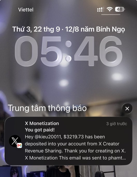 A Vietnamese iPhone lock screen dated Thursday, September 22, showing time 05:46, with a notification from X Monetization stating '$3219.73 has been deposited into your account from X Creator Revenue Sharing.'