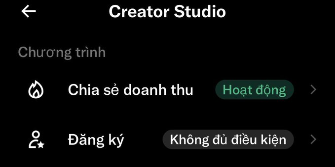 A screenshot of the TikTok Creator Studio interface in Vietnamese, showing "Chia sẻ doanh thu" (Revenue Sharing) marked as "Hoạt động" (Active) and "Đăng ký" (Registration) marked as "Không đủ điều kiện" (Not eligible). The image relates to the post about checking daily eligibility for the TikTok Creator Rewards Program and working toward hitting 800 reposts across 10 posts.