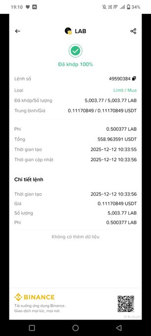 The image shows a screenshot of an app display page that provides information about trading coins in a foreign language. The main focus of the scene is the phone screen, which displays details such as the name of the wallet used for trading and the current price of the coin. This information is important because it helps users understand the progress they have made and makes them aware of how their transactions are being processed by the app or exchange platform.