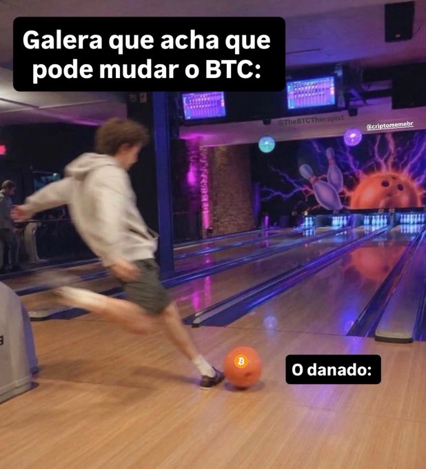 A Brazilian meme shows a blurry boy throwing a bowling ball labeled 'B' down a lane, with text reading 'Galera que acha que pode mudar o BTC:' (people who think they can change BTC) and 'O danado:' (the bold one).