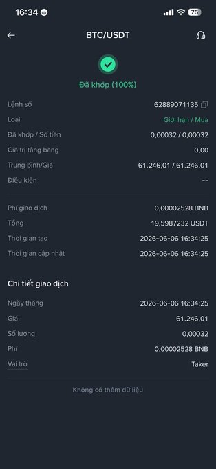 The image shows a phone screen with a message displayed, which reads "Ngày thứ 11 tích lúc xây dựng vẫn không cố đoán đáy, chỉ tập trung vào sự kiên trì và kỷ luật." The phone screen is located in the upper right corner of the image. The message appears to be written in a foreign language and is accompanied by a green checkmark, indicating that it has been approved or confirmed.