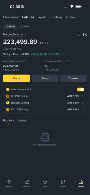 The image shows a screenshot of the app's screen which features a list of transactions along with the current balance. There are various options displayed, such as trading positions, asset prices, and shorting history. The app also provides information about whether there were gains or losses in each transaction. Additionally, it offers suggestions on how to improve one's win rate.