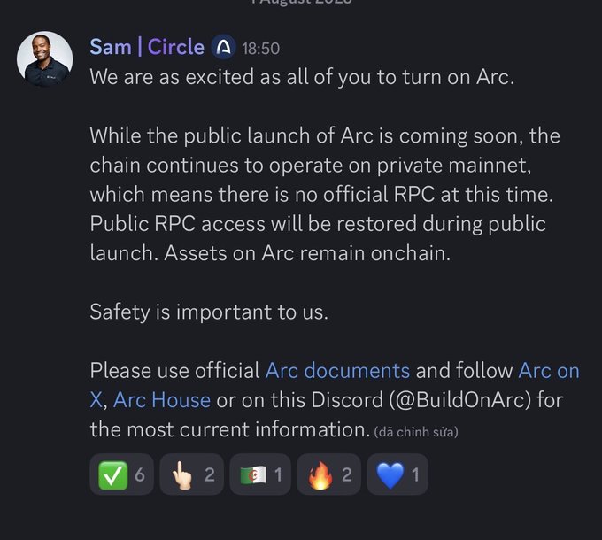 A Discord screenshot showing a message from "Sam | Circle" at 18:50 announcing excitement for turning on Arc, noting the chain remains on private mainnet with no official RPC until public launch, while directing users to official Arc documents and the @BuildOnArc Discord. The post reinforces the message's key points about the private mainnet status and upcoming public launch.