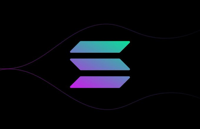 A stylized Solana logo with turquoise-to-purple gradient bars appears on a black background with a faint purple wave. The image accompanies the Vietnamese text about SkyAI selling its SOL holdings and retaining about $223.8 million in cash.