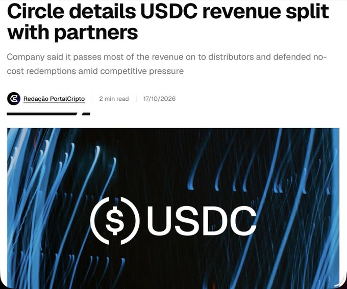 A PortalCripto news article dated 17/10/2026 titled "Circle details USDC revenue split with partners," reporting that Circle passes most of its USDC interest revenue to distributors while defending no-cost redemptions amid competitive pressure from rivals like Tether's USDT. The image features the USDC logo against a blue fibrous background, directly illustrating the company and stablecoin central to the revenue-sharing disclosure discussed in the accompanying Vietnamese commentary.
