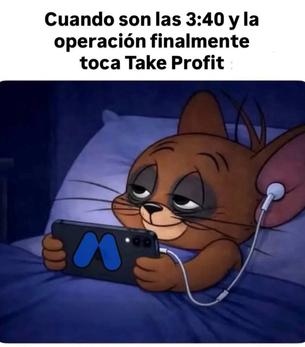 A meme featuring Tom from Tom and Jerry lying in bed looking sleepy, holding a smartphone, with the Spanish text 'Cuando son las 3:40 y la operación finalmente toca Take Profit'.