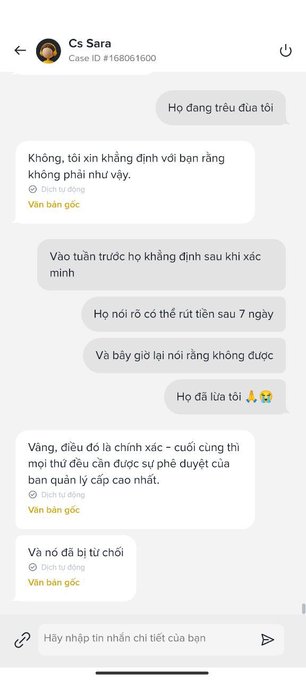 A customer service chat interface in Vietnamese with 'Cs Sara' discussing a situation where a customer denied receiving a withdrawal after 7 days.