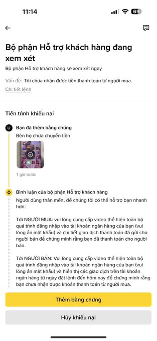 A smartphone screenshot in Vietnamese showing a customer support dispute review, with the header 'Bộ phận Hỗ trợ khách hàng đang xem xét' (Customer Support is reviewing) and an evidence section showing 'Bạn đã thêm bằng chứng' (You added evidence) of an unpaid transfer.