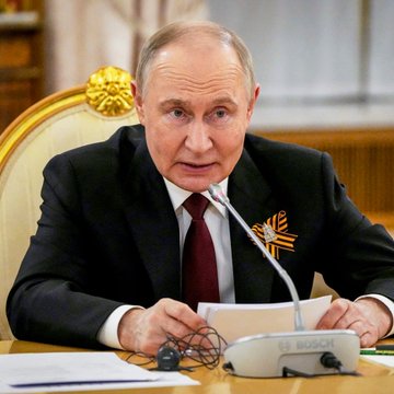In this image, Russian President Vladimir Putin is seen, highlighting his role in signing the law that limits Russian citizens' crypto trading to Bitcoin, Ethereum, and USDT. The new regulations, effective September 1, are based on market cap, daily volume, and 5+ criteria.