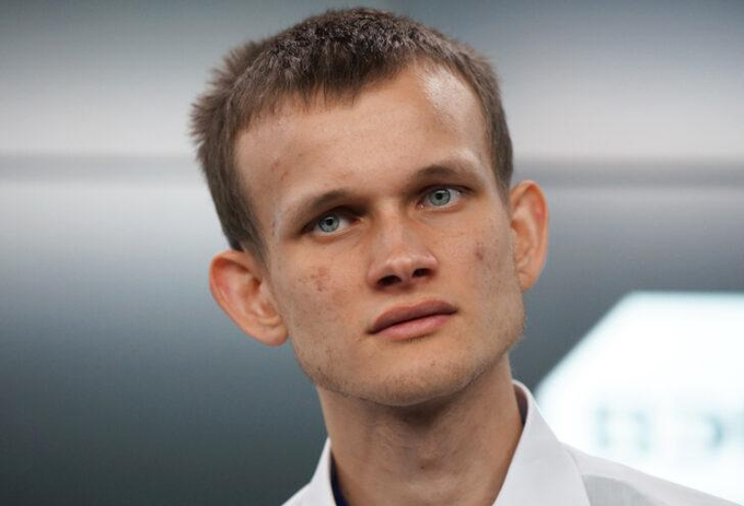The image features a man with short hair wearing a white shirt, looking up at something off-camera. The background of the photo appears to be a gray wall or surface. There are no texts present in the image, but there is an AI caption that reads "いやそれに買った方が。。。なんて考えますよね". This AI caption suggests that the man's facial expression and body language might be interpreted as a question or a statement by the AI.
