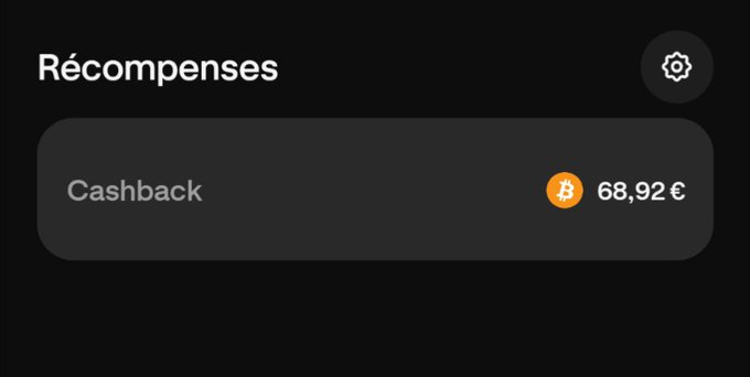 A dark-themed "Récompenses" (Rewards) screen displays a Cashback balance of 68,92 € alongside a Bitcoin icon, illustrating the concept of cashback rewards that can be stored and grown.