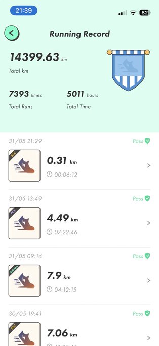 The image shows a phone screen displaying information about running records, including total distance run, total time taken, and the number of steps taken. The phone's display also includes a timer for each record, showing the exact duration of their runs. There are three different records displayed on the screen, with varying distances and times.
