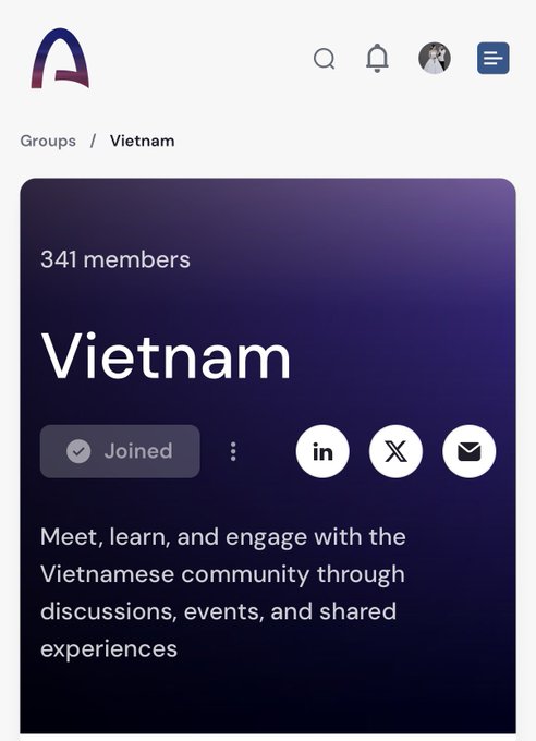 The image shows a phone screen displaying information about joining an online Vietnamese community group. The main focus of the image is a message box with a purple background, which contains text that reads "Cộng đây là bước đi quan trọng trong hành trình có thể kết nối, chia sẻ kiến thức và cùng nhau phát triển một cách bài bản hơn.". The image is related to the post because it provides information about joining an online Vietnamese community group, which can be seen in the message box on the phone screen.