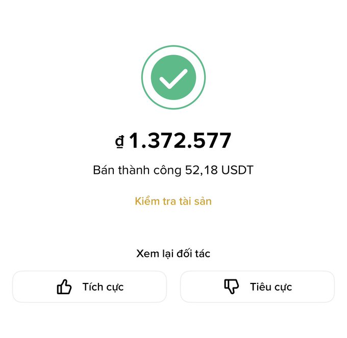 A transaction success screen showing '₫ 1.372.577' (Vietnamese Dong) with a green checkmark, indicating a successful sale of 52.18 USDT, with options to check assets, view partner, and give positive/negative feedback in Vietnamese.