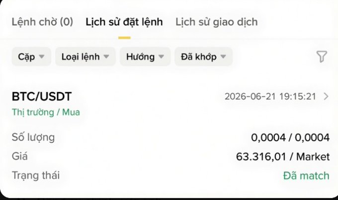 The image presents a screenshot of an app screen with a list of languages displayed on it, including English (English), Vietnamese, and Chinese. The focus of the conversation appears to be related to Bitcoin transactions, as indicated by the text " Bitcoins / Btc". The language of the post is Vietnamese and features information about a transaction for Bitcoin. There are also images of some transactions in both English and Vietnamese, showcasing various aspects of Bitcoin trading.
