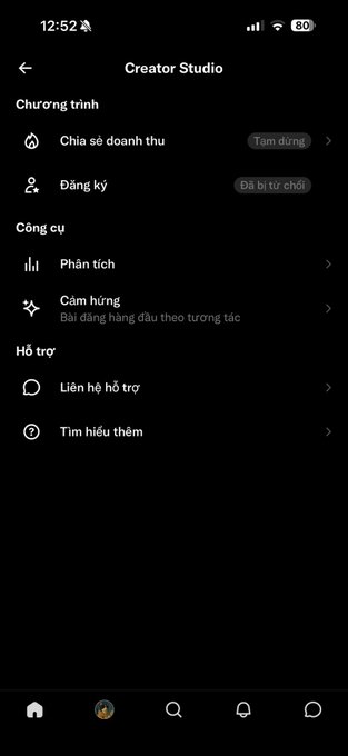 A Creator Studio screenshot on a mobile app shows a paused "Chia sẻ doanh thu" (Revenue Sharing) program and a denied ("Đã bị từ chối") "Đăng ký" (Registration), reflecting the user's frustration about their monetization being locked and waiting for it to be unlocked.