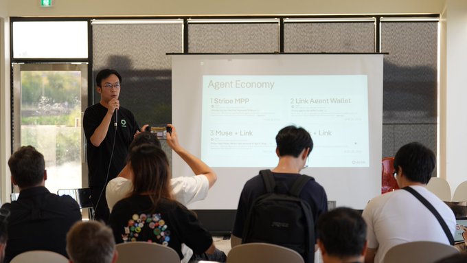 AEON CTO Leo delivers a presentation on the "Agent Economy" in a conference room, with a projected slide outlining steps including "1 Stribe MPP," "2 Link Aeon Wallet," "3 Muse + Link," and "4 Link." The audience watches attentively as he speaks into a microphone, illustrating the keynote's focus on AI-driven payments and onchain infrastructure discussed in the post.