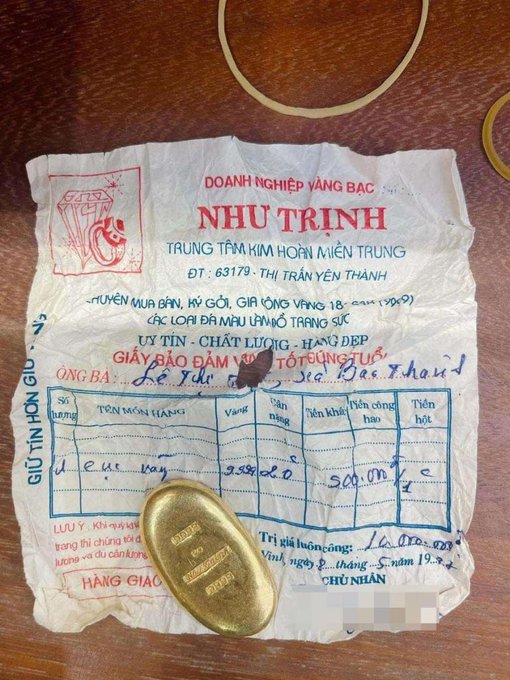 A worn receipt from "NHU TRINH" gold shop in Yen Thanh shows a 1993 purchase of 1 tael of gold for 500,000 VND, with a small gold bar stamped "9999" placed on top. The accompanying post humorously contrasts the grandmother's massive 28x profit on physical gold versus the poster's struggle to recover a 30x loss in modern digital/crypto assets.